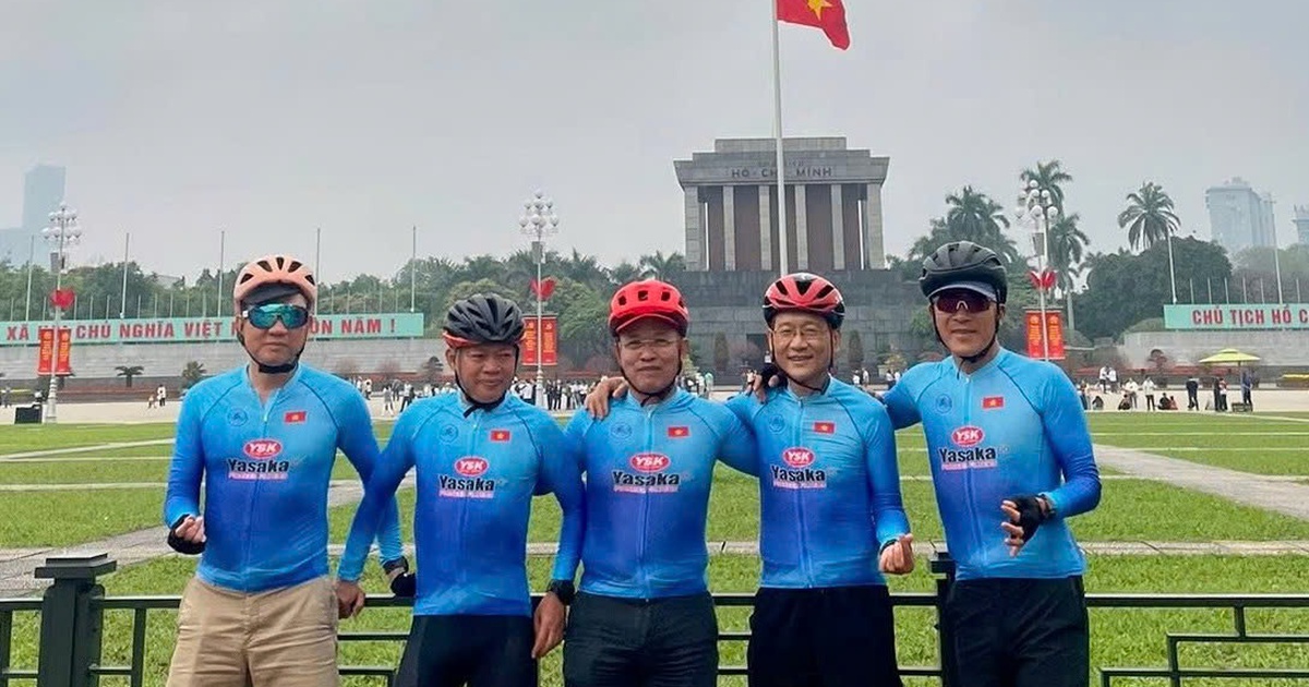 Nhóm bạn U.60 đạp xe xuyên Việt 'gom' yêu thương