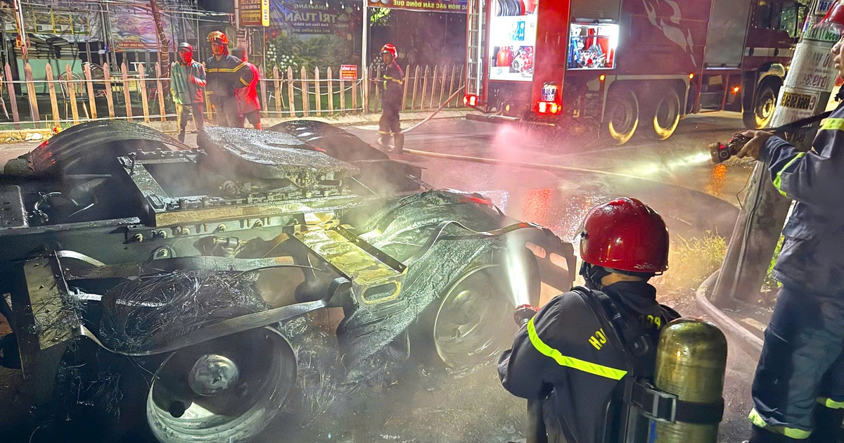 Khống chế nhanh vụ cháy xe đầu kéo container trong đêm ở TP.HCM