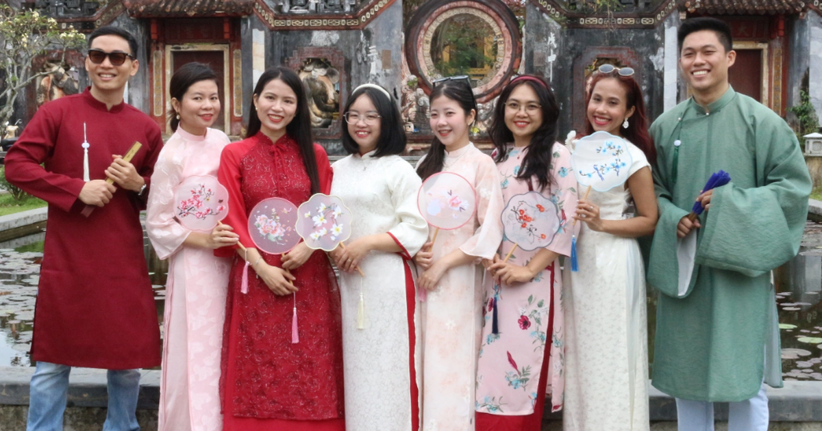 Vì sao người trẻ chủ động 'yêu' áo dài dù từng ngại ngùng với trang phục này?