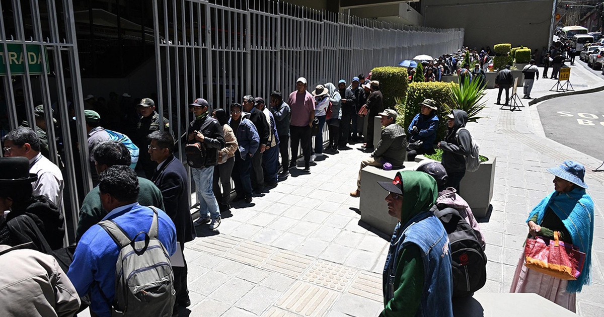 Nhiều người Bolivia đổ x&ocirc; đổi tiền sau vụ m&aacute;y bay chở tiền rơi