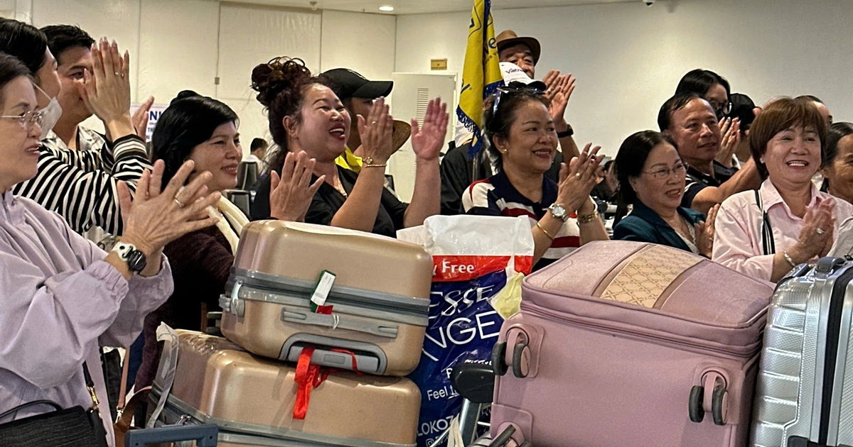 Du khách kẹt tại Trung Đông reo hò vỗ tay khi về tới Việt Nam