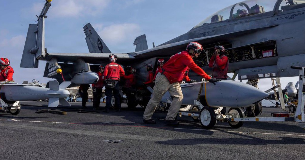 Nh&agrave; Trắng họp c&aacute;c nh&agrave; thầu qu&acirc;n sự để tăng tốc sản xuất vũ kh&iacute;?