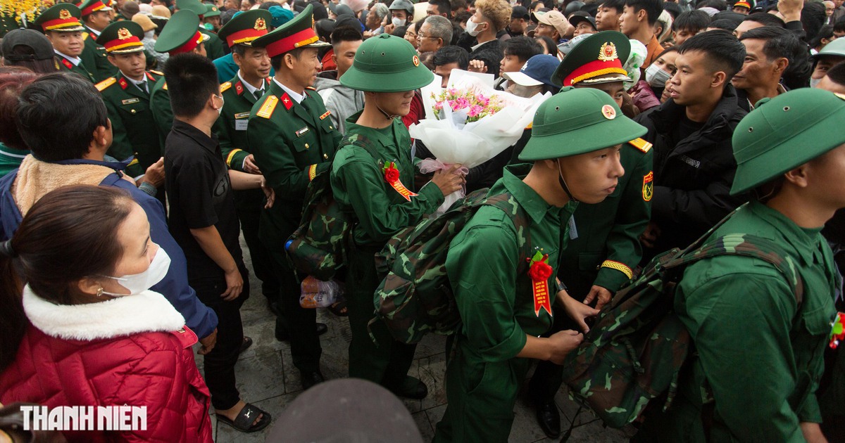 Người dân Quảng Trị đội mưa tiễn tân binh lên đường nhập ngũ