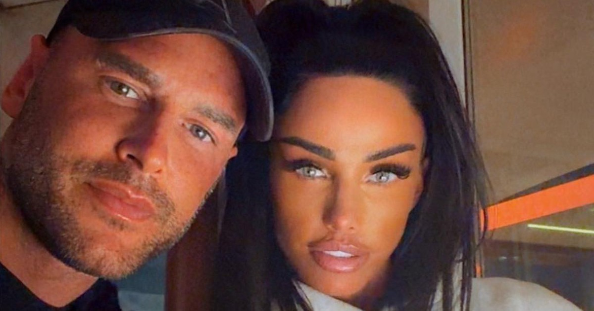 Cựu 'bom sex' Katie Price cưới chồng lần 4 bất chấp gia đình can ngăn