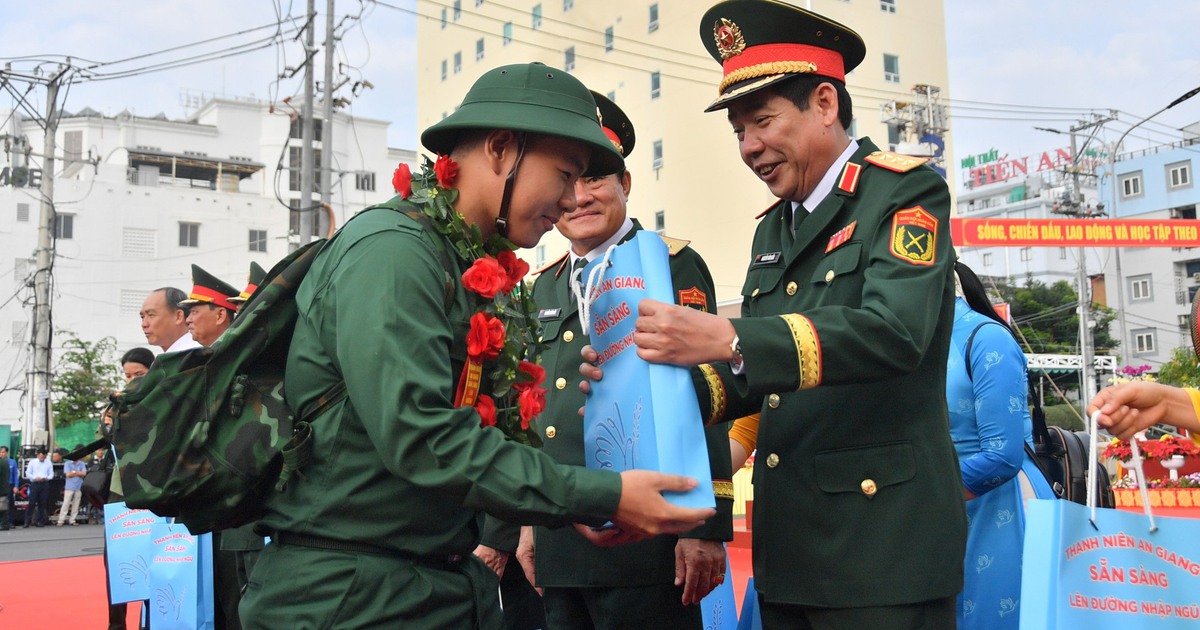 Thứ trưởng Bộ Quốc phòng Nguyễn Văn Gấu chúc mừng thanh niên lên đường nhập ngũ