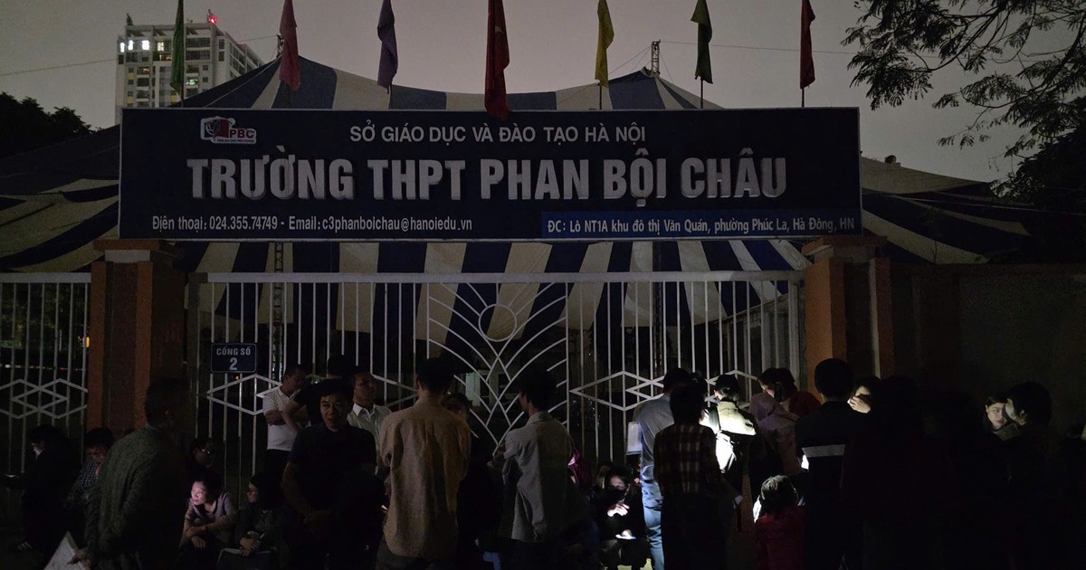 Đằng sau cảnh phụ huynh xếp hàng xuyên đêm ghi danh vào lớp 10