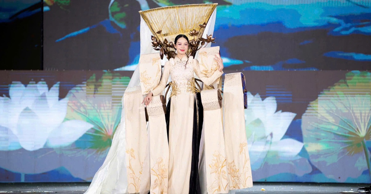 Khi áo dài trên trường quốc tế