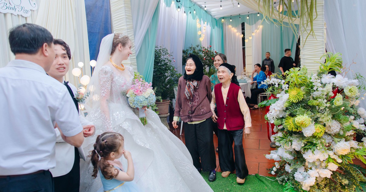 Chú rể Việt cưới cô dâu Đức xinh như búp bê, cả xóm kéo đến chúc phúc