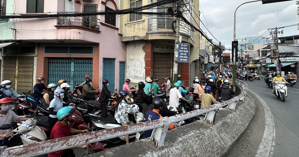 Dốc cầu Chánh Hưng ùn tắc giờ cao điểm, vì sao ?