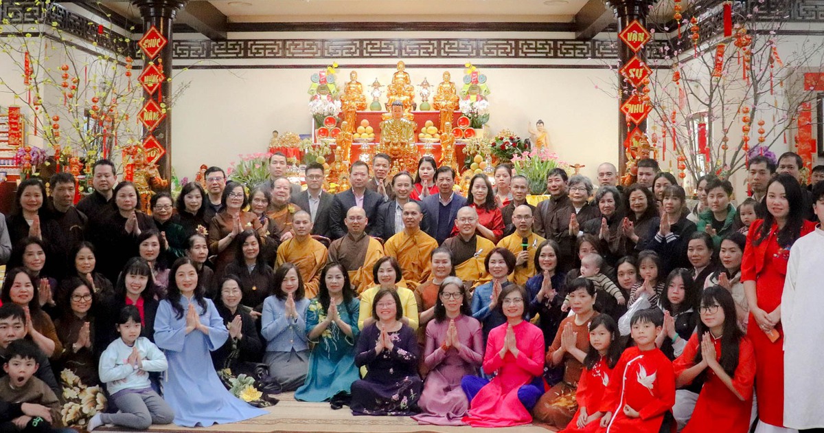 Người Việt ở châu Âu giữ nếp đi chùa đầu năm, tìm điểm tựa tinh thần nơi xứ người