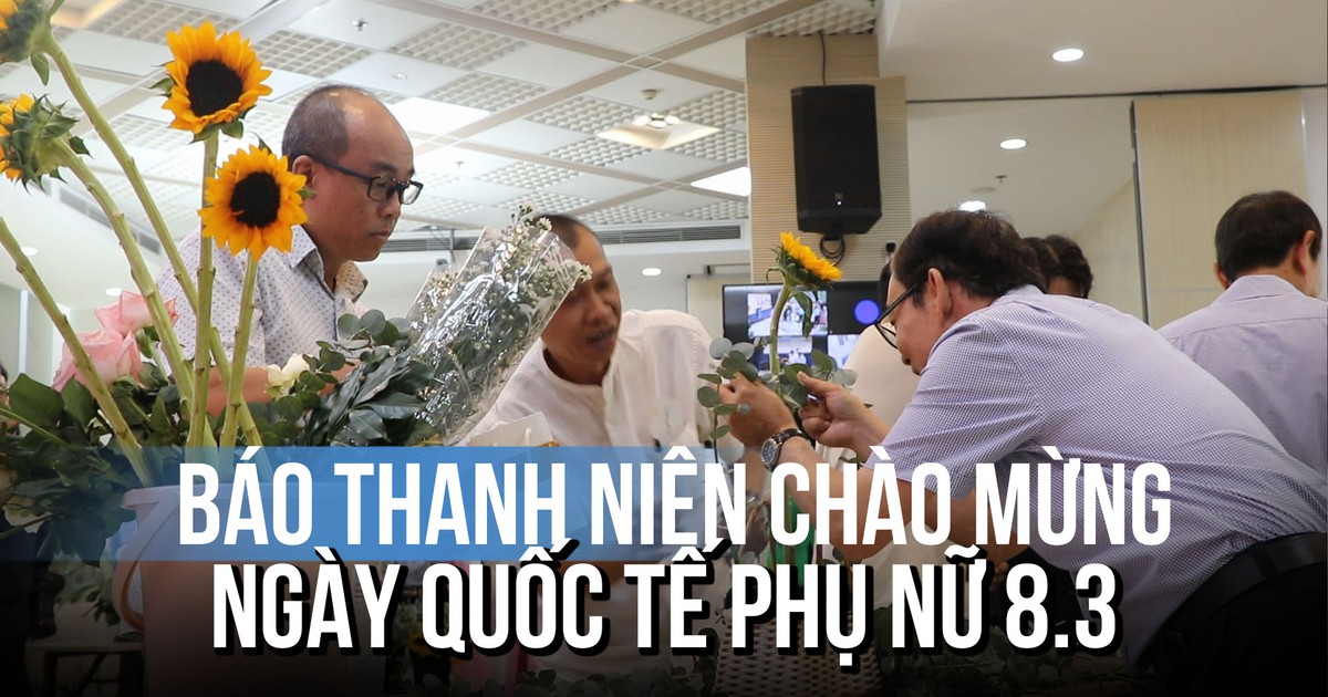Nam phóng viên cắm hoa chúc mừng ngày Quốc tế phụ nữ