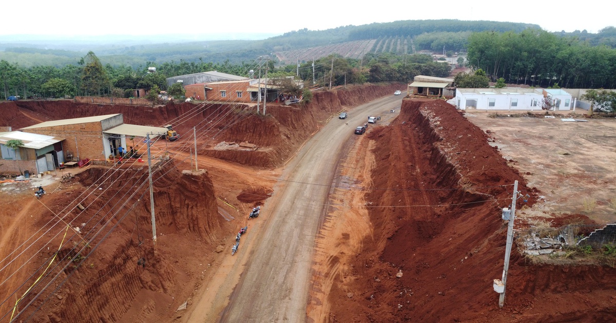 Hạ cốt nền đường, nhà dân chênh vênh bên mép vực sâu: Đất múc đi đâu?