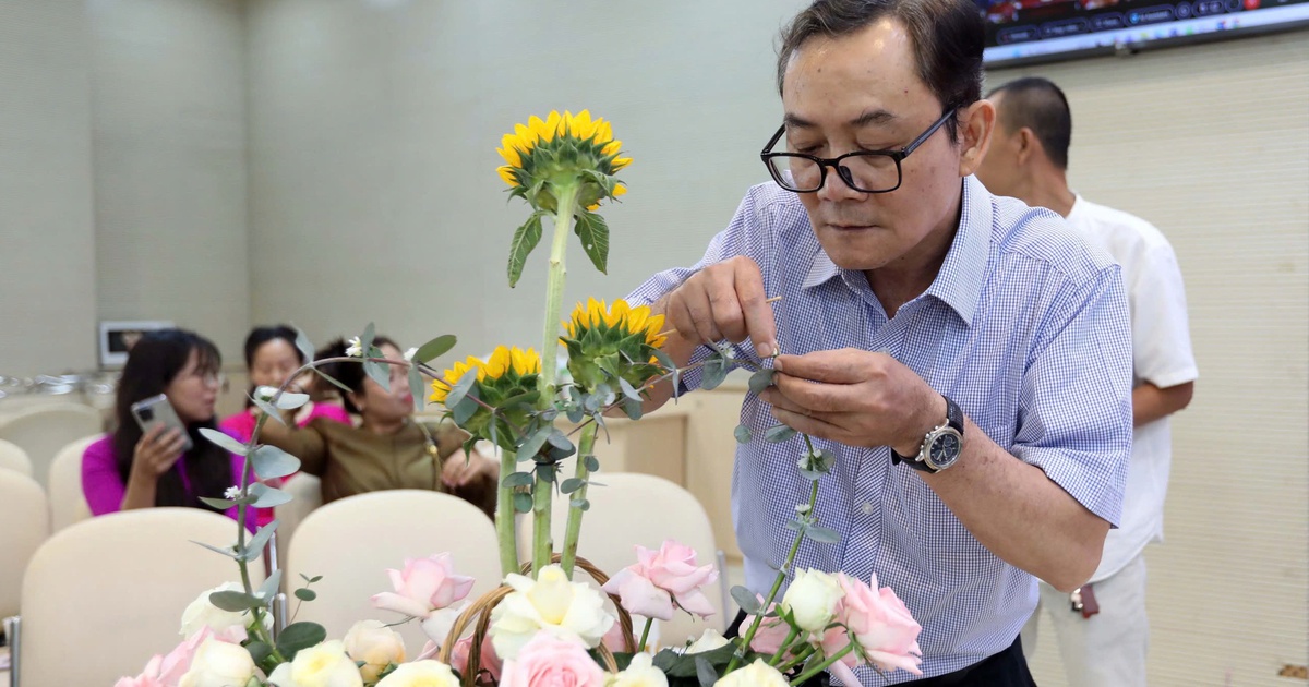 Quốc tế phụ nữ 8.3: Khi đàn ông tranh tài cắm hoa