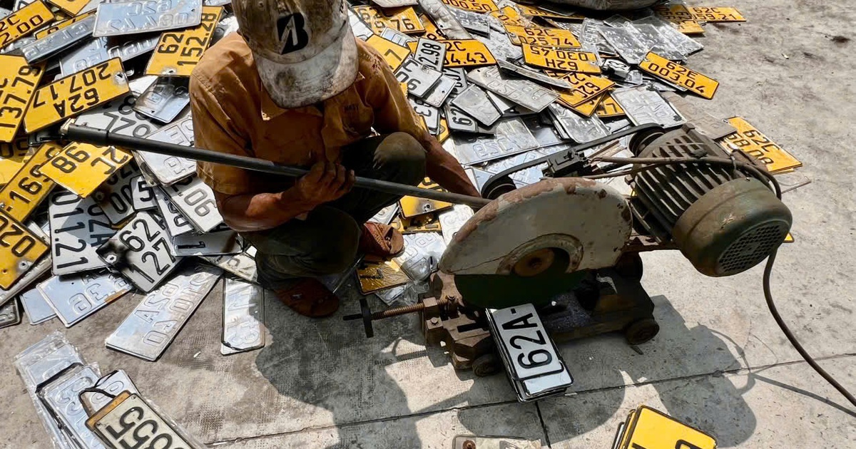 Tây Ninh tiêu hủy số lượng lớn biển số, phôi chứng nhận đăng ký xe