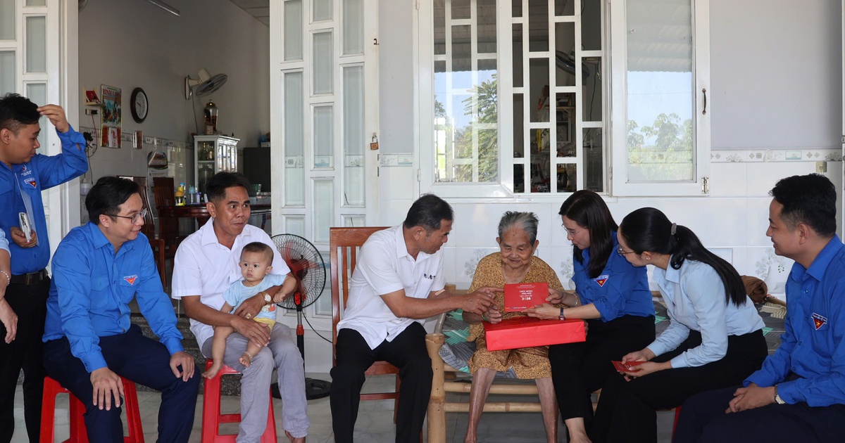 Bí thư T.Ư Đoàn thăm mẹ VN anh hùng và tham gia nhiều hoạt động cộng đồng