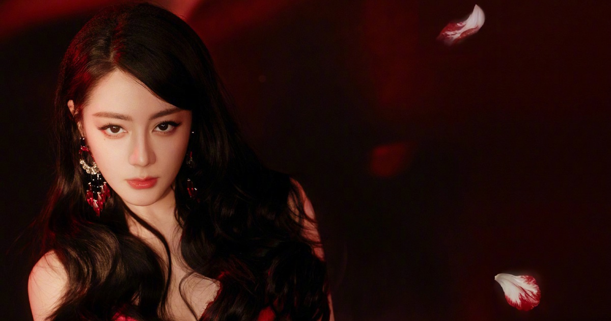 Ê kíp bay hạng thương gia, Địch Lệ Nhiệt Ba chịu ấm ức đi hạng phổ thông