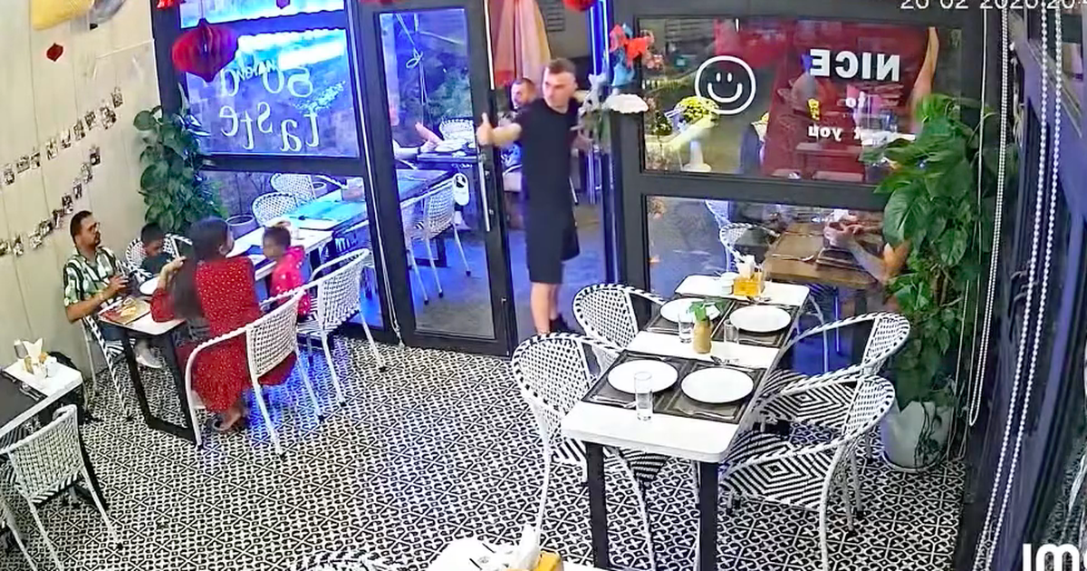 Du khách Nga quay lại bấm chuông cảm ơn vì món ăn ngon