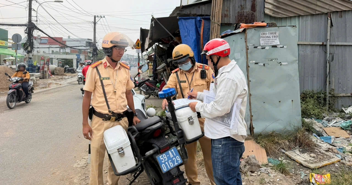TP.HCM: Phạt nhà thầu thi công đường Lã Xuân Oai vì để đất cát lấn vỉa hè