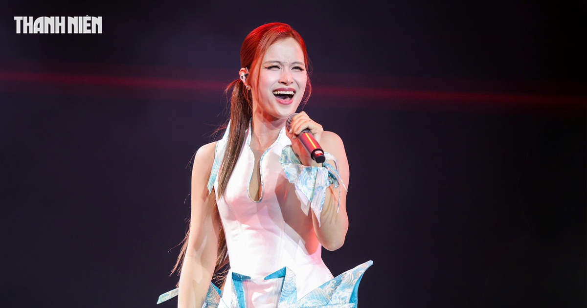 Gặp sự cố trình diễn, Đông Nhi vẫn 'đốt cháy' sân khấu trước hàng ngàn khán giả