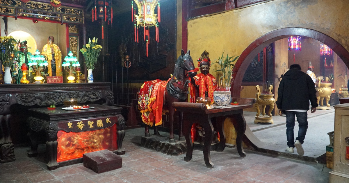 Bí ẩn ao cá 'trấn mạch' trước chùa Bà Hà Chương