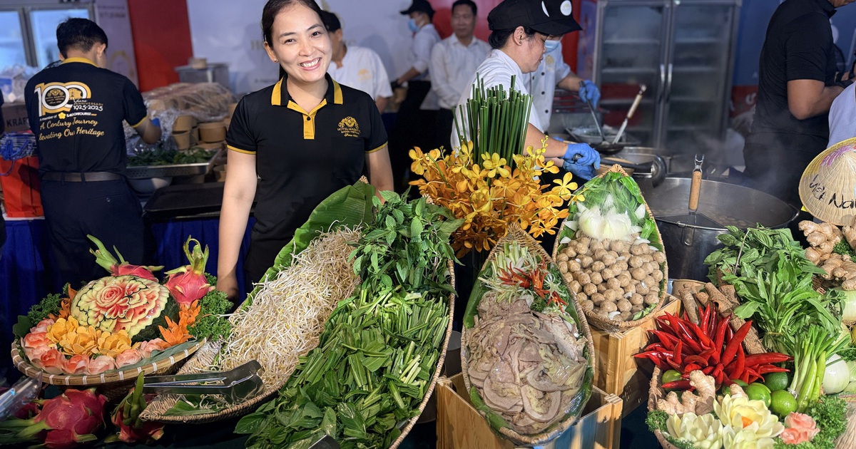 Đầu bếp khách sạn TP.HCM nấu 12.000 tô phở miễn phí phục vụ công nhân Bàu Bàng