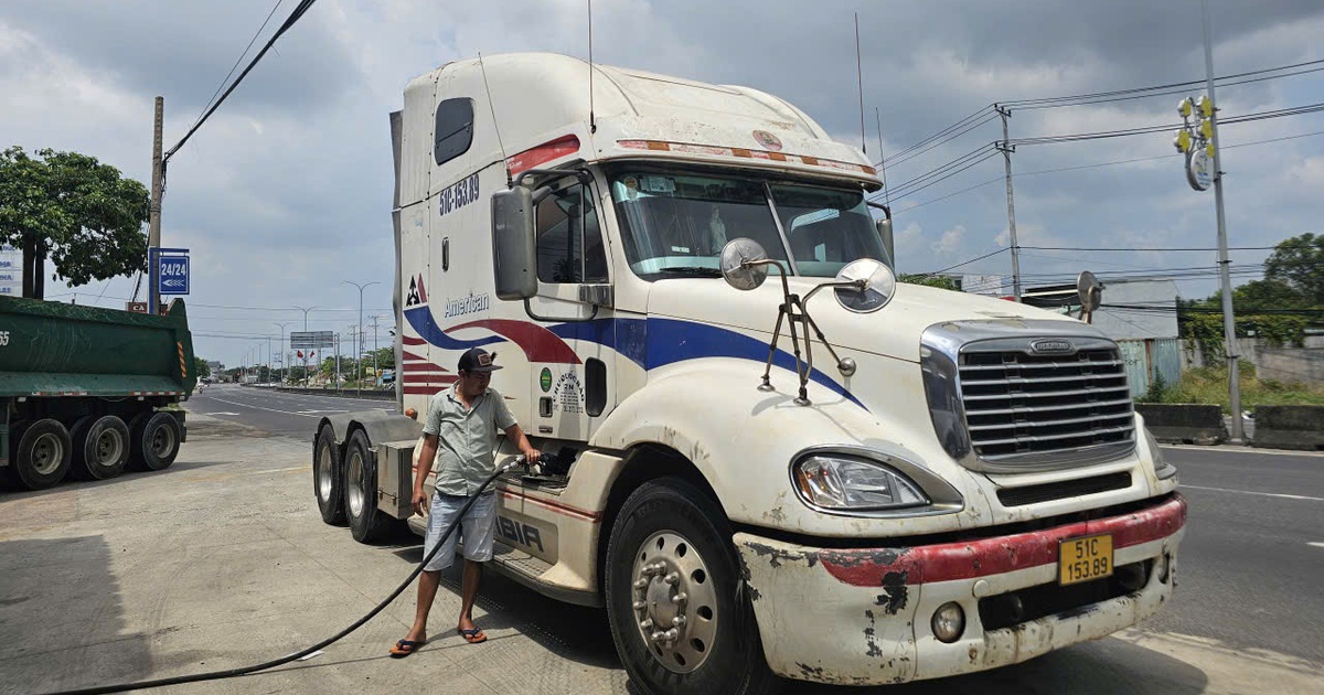 Vì sao các cửa hàng xăng dầu ở TP.HCM không đổ đầy cho xe ben, đầu kéo?