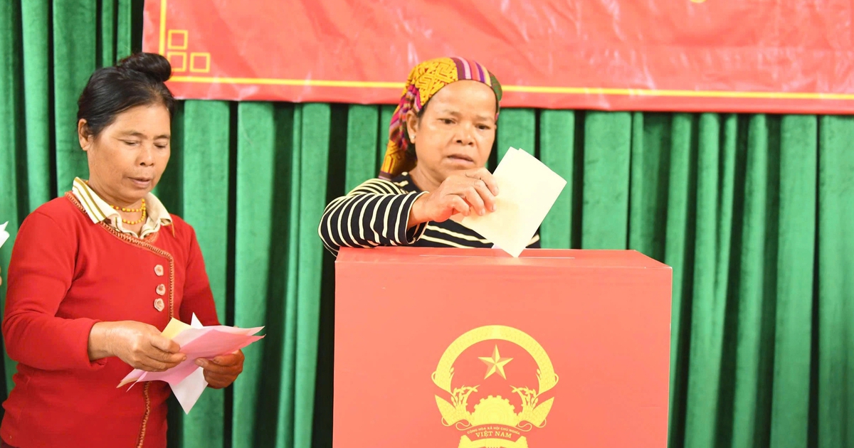 Đồng b&agrave;o V&acirc;n Kiều dậy sớm vượt s&ocirc;ng đi bầu cử