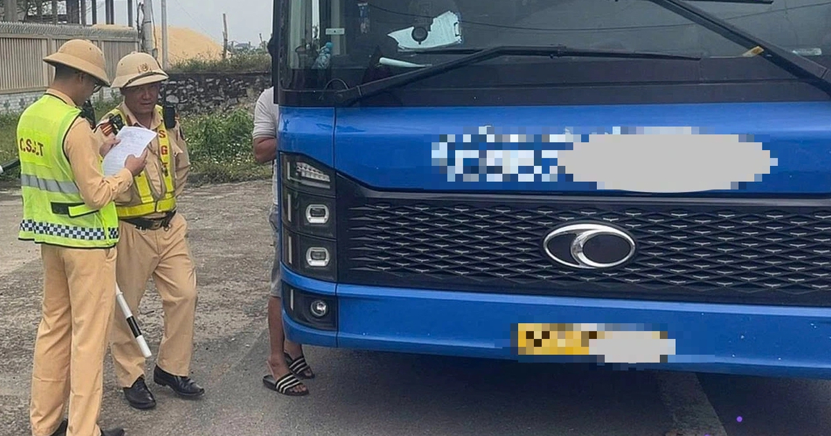 Xe kh&aacute;ch 25 chỗ &lsquo;nhồi&rsquo; 44 người bị phạt hơn 140 triệu đồng