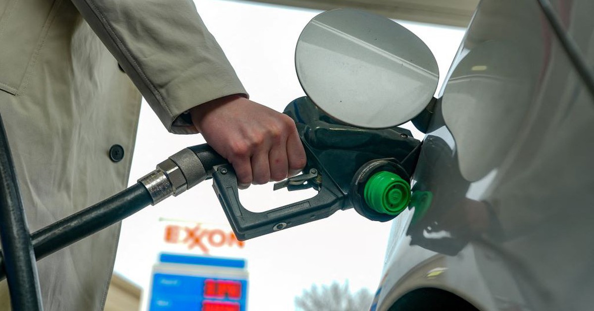 Giá dầu thế giới vượt mốc 100 USD/thùng