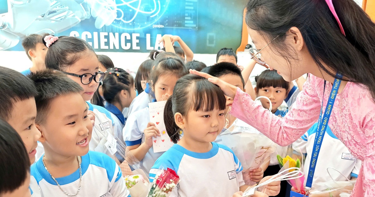 Ngày Quốc tế phụ nữ 8.3: 'Mẹ của em ở trường' là cô giáo mến thương