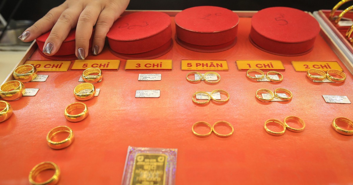 Vàng trượt giảm, mua hay bán?