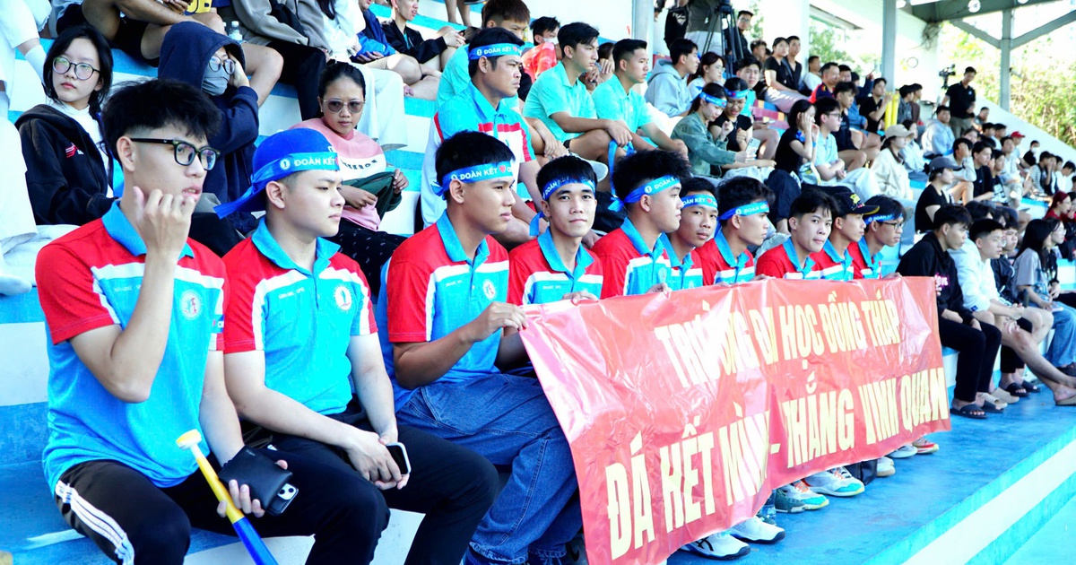 CĐV Trường ĐH Đồng Tháp lặn lội đường xa đến Nha Trang tiếp lửa đội nhà