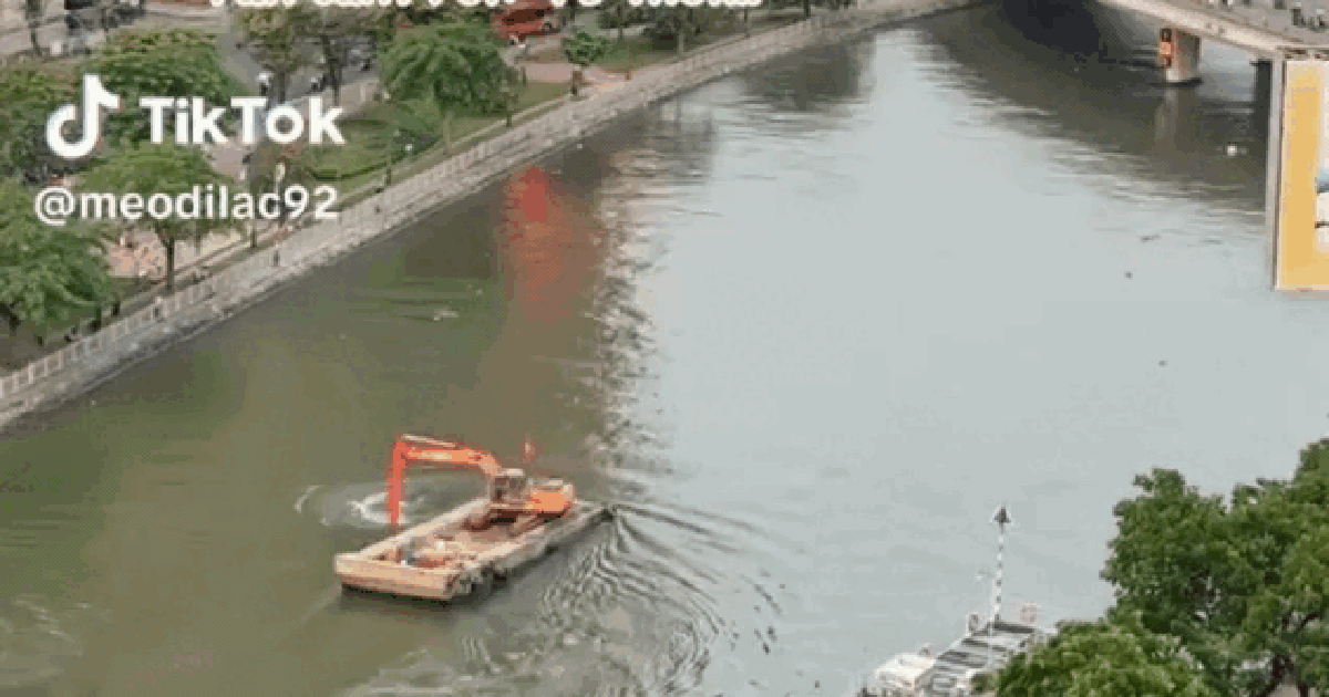 Clip máy xúc 'chạy' trên sà lan giữa kênh Bến Nghé: CSGT xử phạt