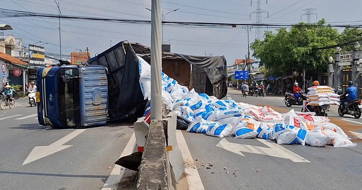 Xe tải lật ngang tr&ecirc;n quốc lộ 1 sau c&uacute; đ&aacute;nh l&aacute;i tr&aacute;nh xe đạp điện