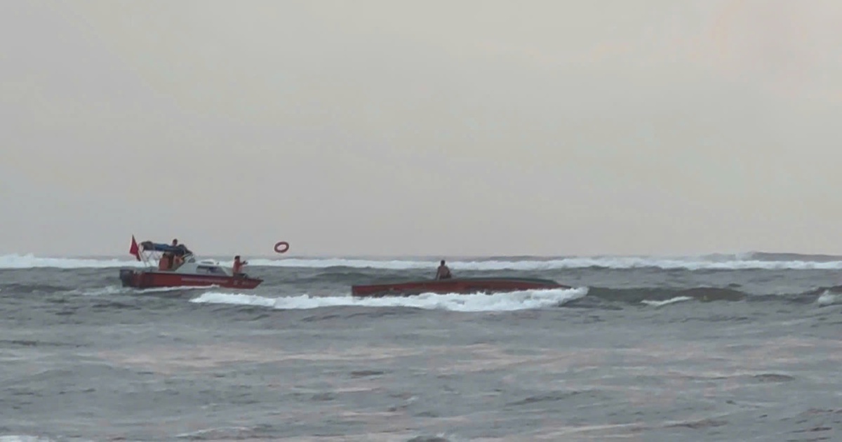 Một t&agrave;u c&aacute; bị lật khi v&agrave;o cửa Nhật Lệ