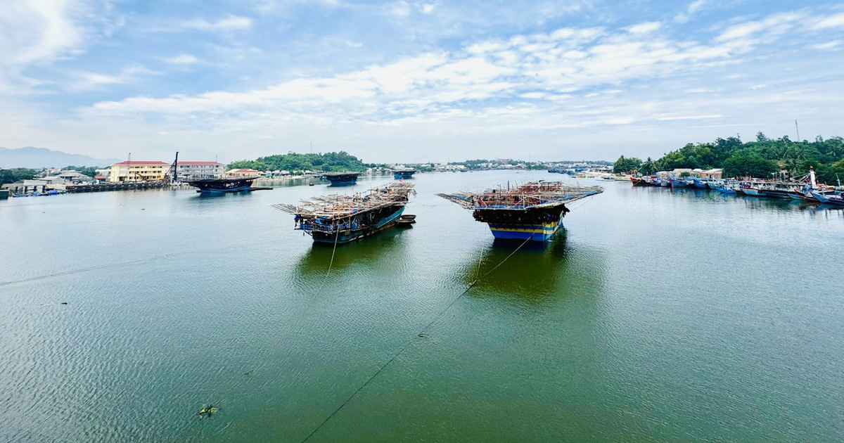 2 t&agrave;u c&aacute; Quảng Ng&atilde;i chở 70 ngư d&acirc;n hỏng m&aacute;y, cầu cứu hỗ trợ giữa biển