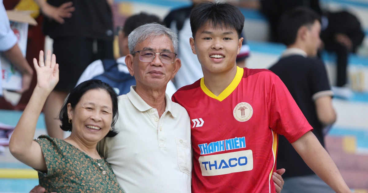 TNSV THACO cup 2026: Ông bà vượt 1.200 km đến Nha Trang cổ vũ cháu trai