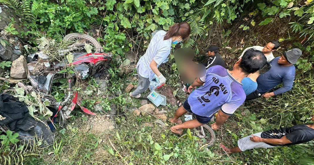Xe máy lao xuống vực, nửa ngày mới phát hiện, vợ tử vong, chồng bị thương