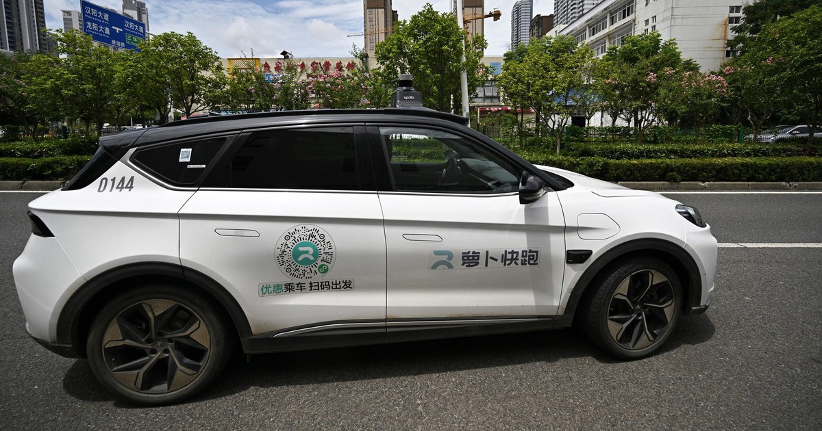 Hàng loạt taxi tự lái đột ngột dừng giữa xa lộ ở Trung Quốc