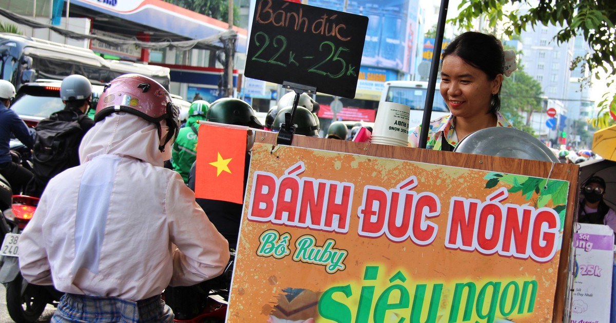Bỏ việc văn phòng đi bán bánh đúc: Cô gái nhận 'mức lãi' không chỉ có tiền…