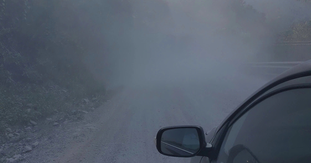 Đường Hồ Chí Minh mù mịt bụi thi công, tài xế "dò đường" giữa ban ngày