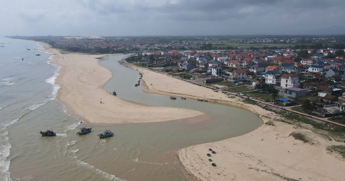 Cửa sông bị bồi lấp, hàng trăm tàu cá không thể ra vào