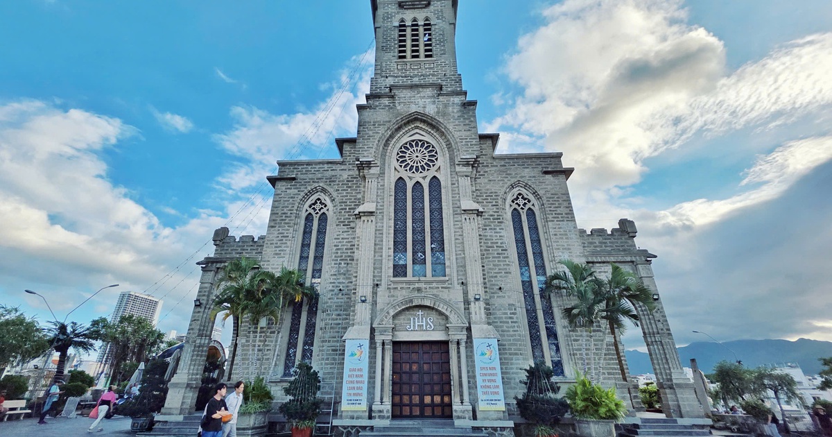 Nhà thờ Chánh tòa Nha Trang - Ngọn tháp đá vươn giữa trời biển