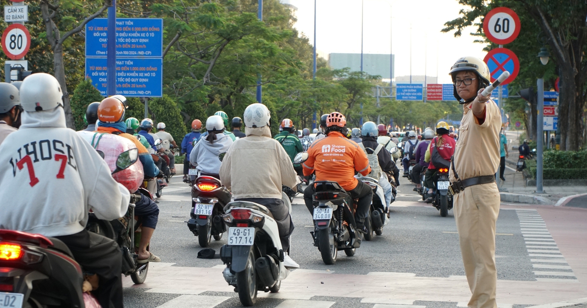 CSGT TP.HCM tăng cường điều tiết đường Mai Chí Thọ, 'hạ nhiệt' ùn ứ giờ cao điểm