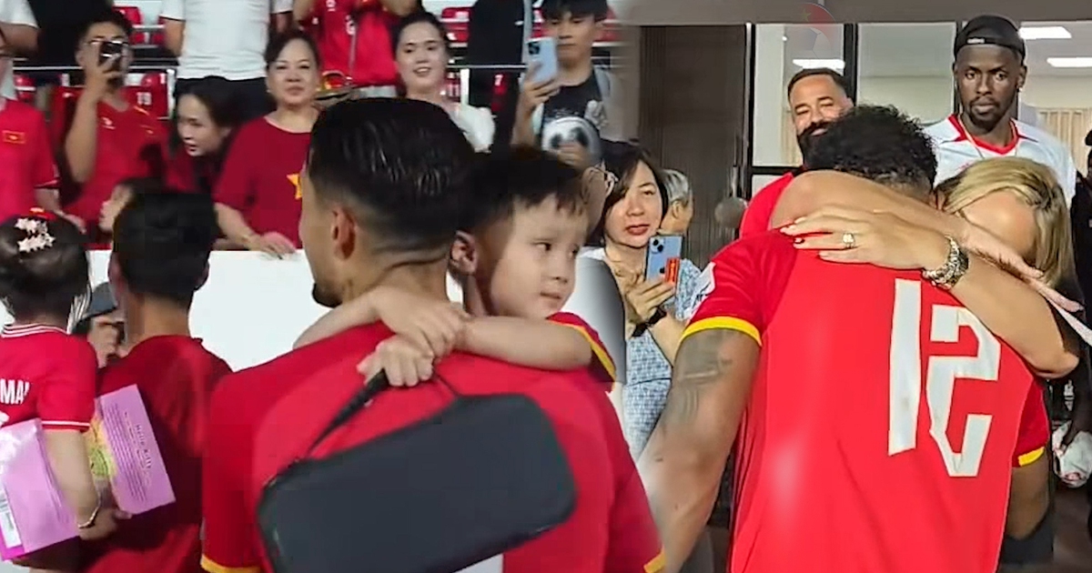 Hoàng Hên bế con Duy Mạnh, Xuân Son hạnh phúc bên gia đình nhỏ ăn mừng chiến thắng đội tuyển Malaysia