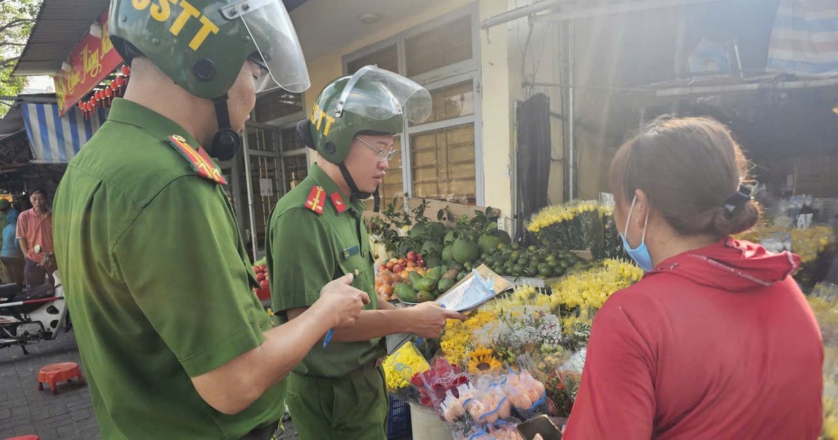 Để dân chiếm vỉa hè trước trụ sở buôn bán, trưởng khu phố nói "tạo điều kiện"