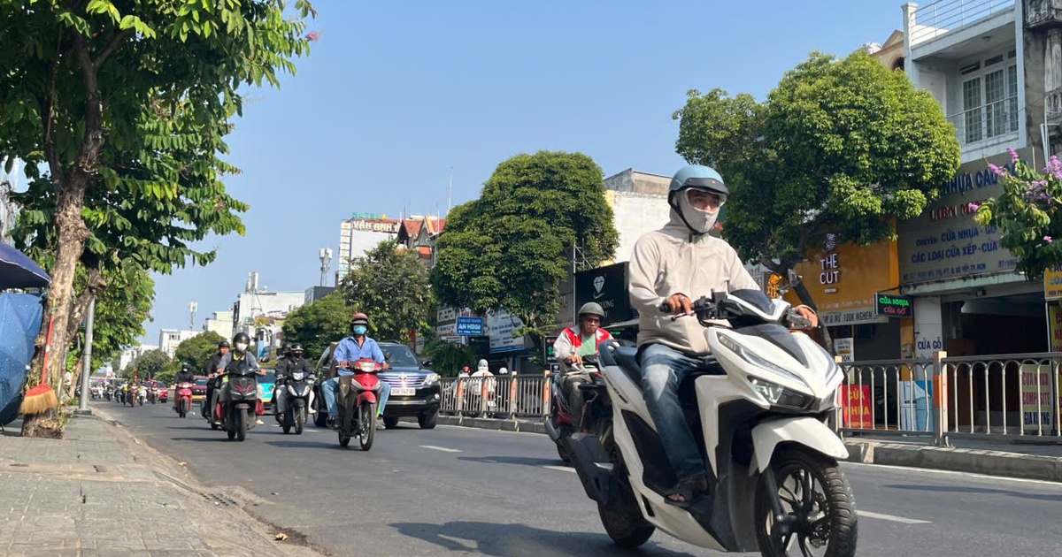 Nắng nóng TP.HCM: Khi một chỗ ngồi mát cũng phải… tính toán