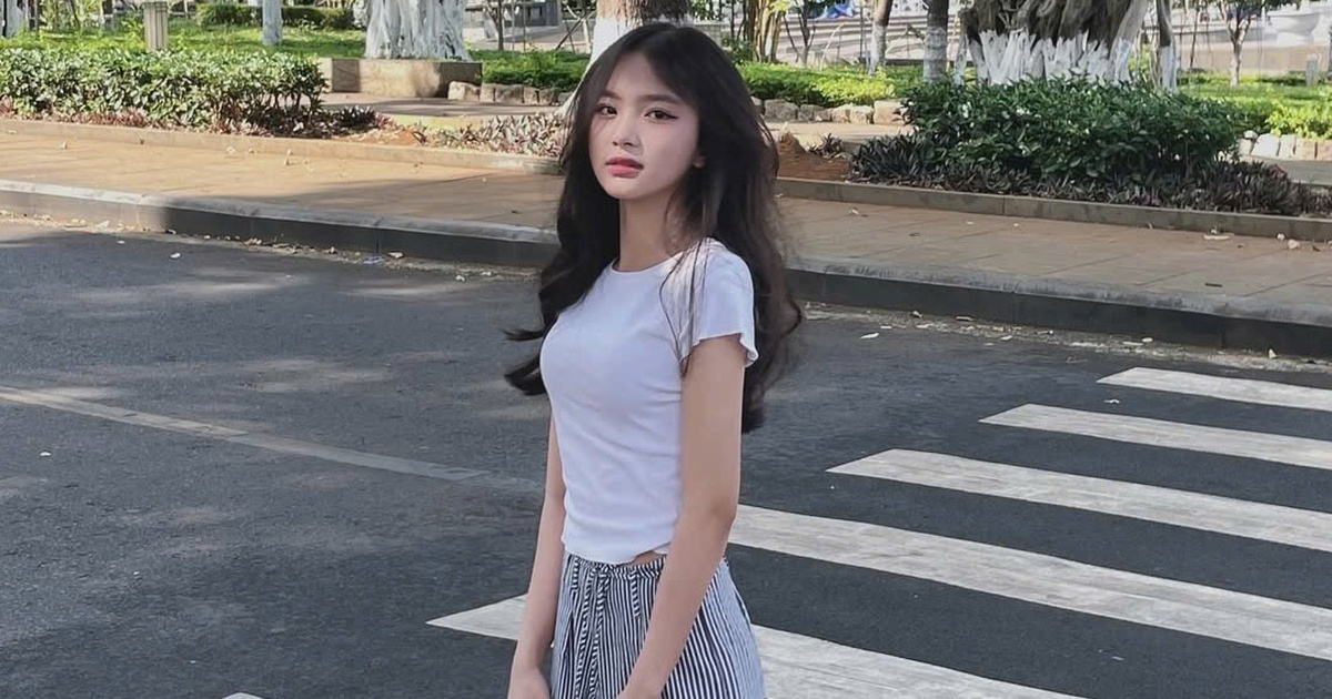 Sức hút từ những mẫu quần kẻ sọc ống rộng cá tính