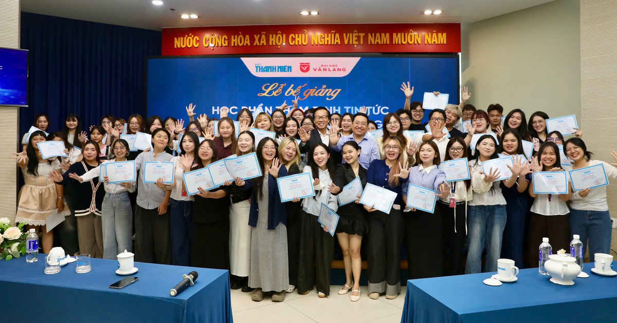 Sinh viên trường ĐH Văn Lang hoàn thành khóa học tại Báo Thanh Niên, có sản phẩm đăng báo