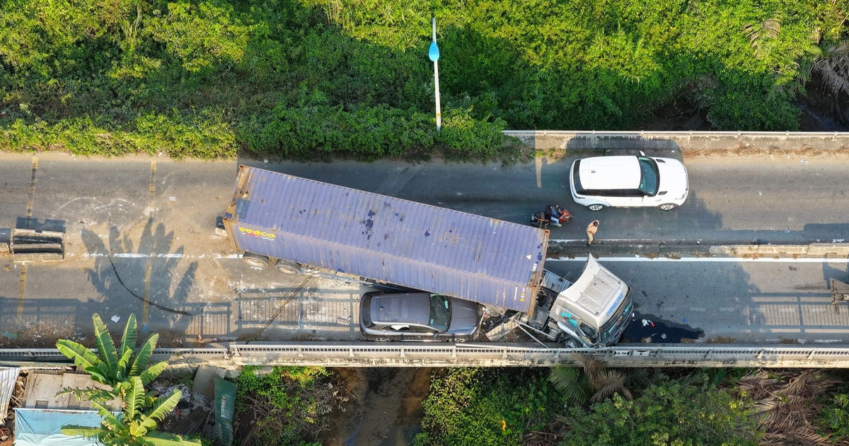 Xe đầu kéo gây tai nạn chắn ngang đường, cửa ngõ TP.HCM ùn ứ